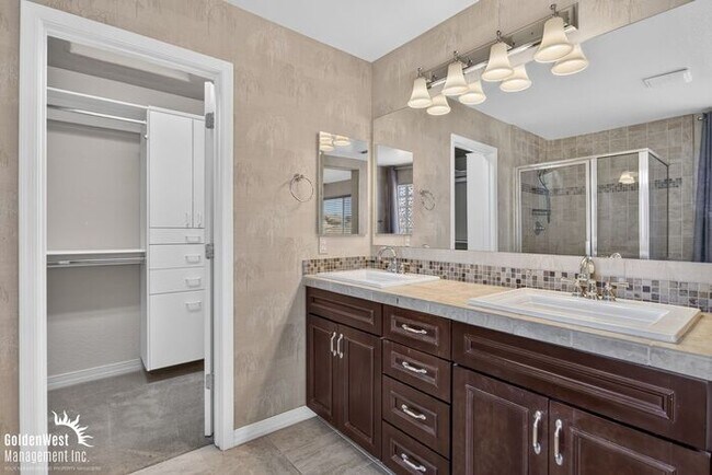 Building Photo - Beautiful 3Bdm 2.5Ba Home with Private Backyard in Power Ranch!