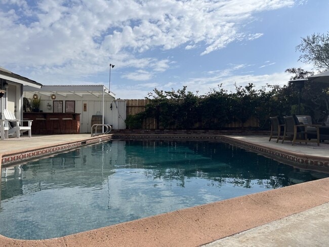 Building Photo - Beautiful 3-bedroom, 2.5-bath country-styl...