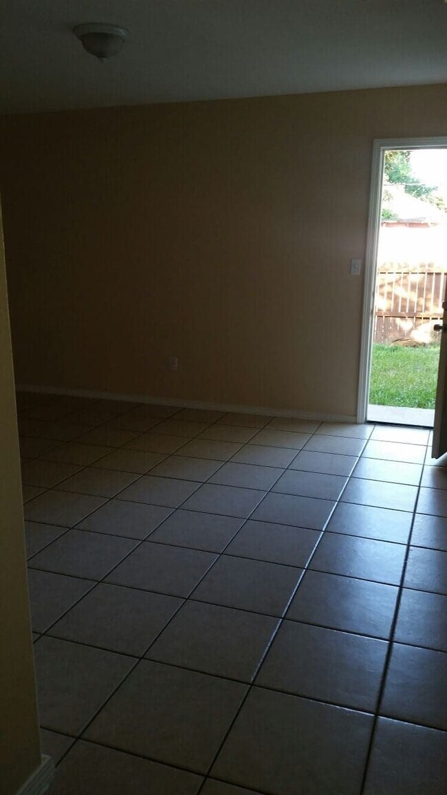 Building Photo - 909 E Jefferson St