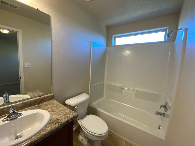 Building Photo - 4 Bedroom Home Available Near Golf Course ...