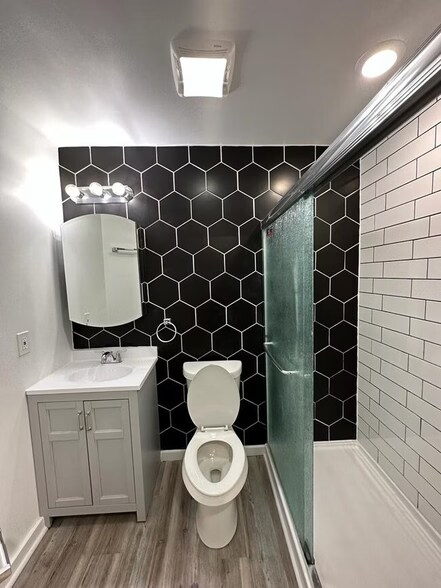 Building Photo - 3370 Parkview Ave