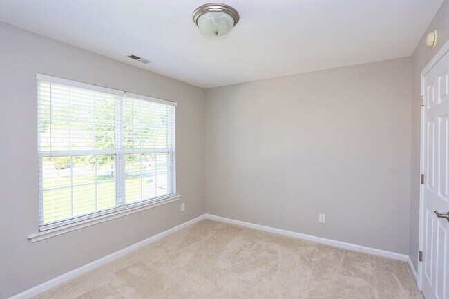 Building Photo - 915 Cinnamon Dr