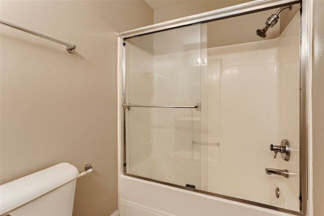 Building Photo - Spacious Two-Level Duplex Home with Fenced Backyard in Hillsboro!