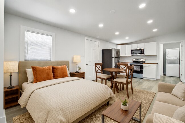 Building Photo - 816 E Estates Blvd