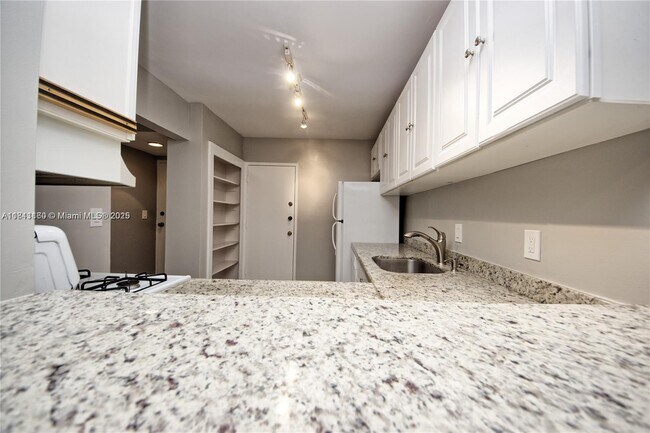 Building Photo - 6886 N Kendall Dr