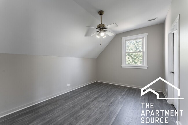 Building Photo - 2853 W Dickens Ave