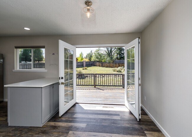 Building Photo - Charming 3 Bed Home Centrally located, Lar...