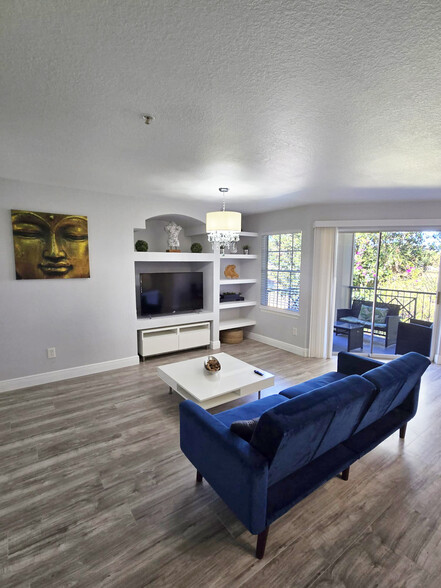 Living Room - 7340 Westpointe Blvd