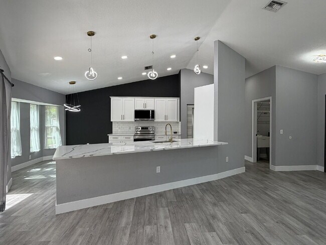 Building Photo - "Charming 3-Bedroom Retreat with 2 Full Baths on Aurora St NW!"