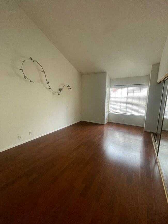 Building Photo - 2 Bed / 2 Bath in Clairemont