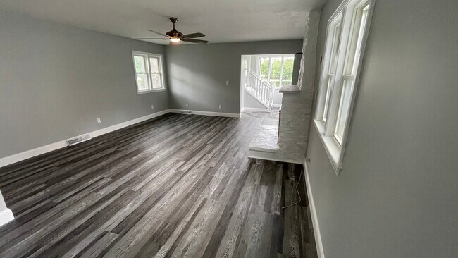 Living room - 20 Lakeview Pl