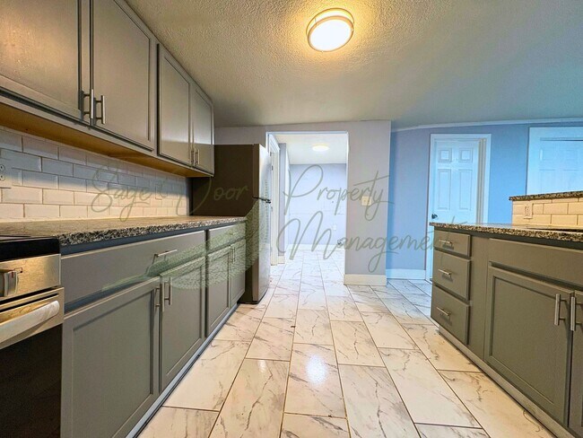 Building Photo - HUGE MASTER BEDROOM