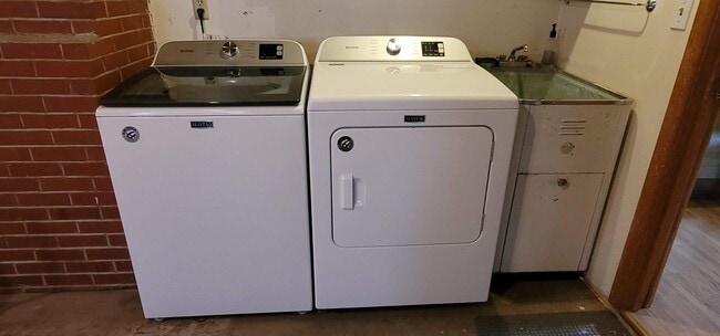 Building Photo - Gorgeous 4-bedroom home including a Two Car Garage and Spacious Backyard with a Shaded Patio