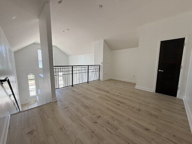 Building Photo - Penthouse Loft in Prime Downtown Location!