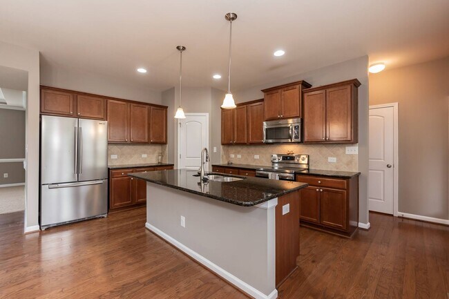 Building Photo - Gorgeous LARGE Family Home!
