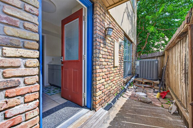 Building Photo - 3303 W Greenridge Dr