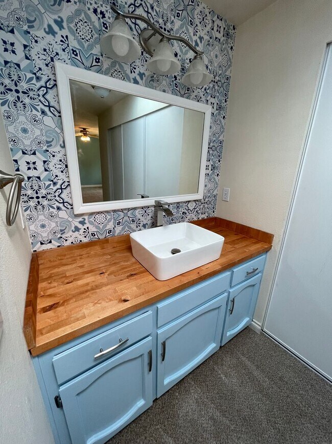 Building Photo - Lovely 3 Bedroom Home Close to Parks and Schools