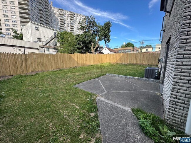 Building Photo - 407 Jane St