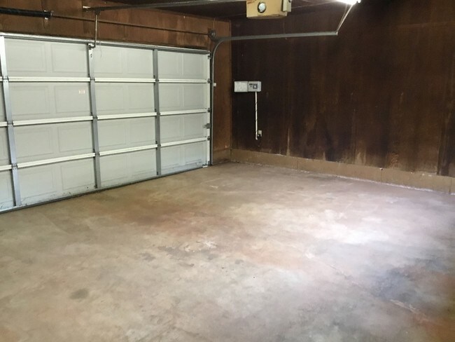 Building Photo - 3205 Raintree Rd