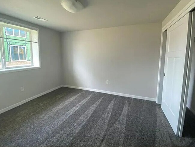 Building Photo - Newer 3BR 2.5ba house in Urbandale, available July 6th!