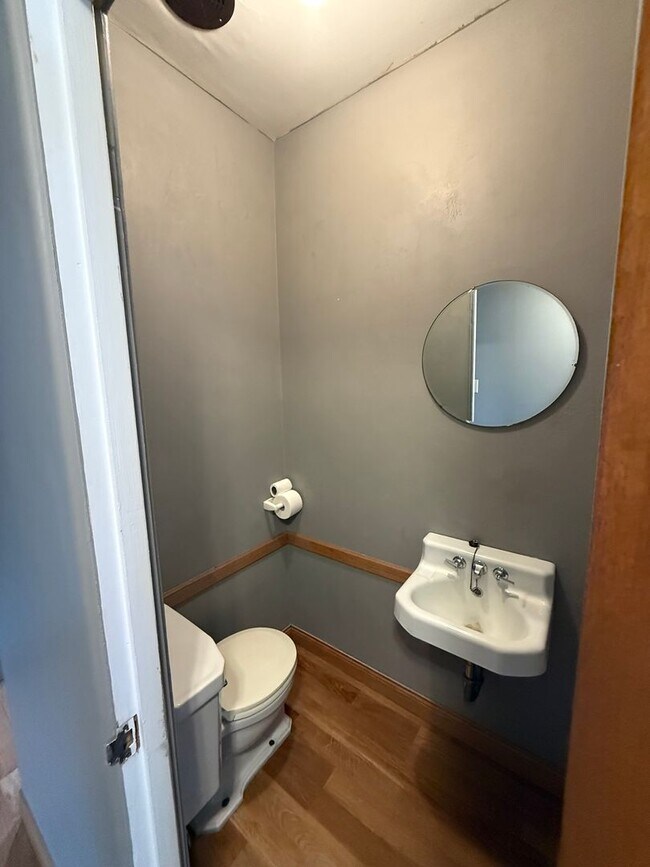 Building Photo - 900 N St