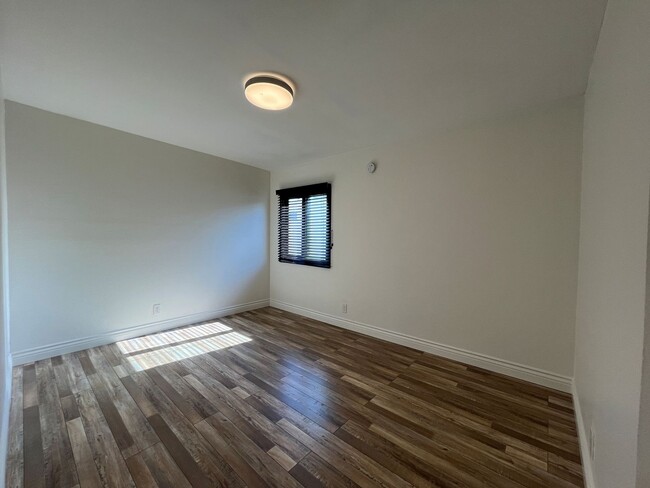 Building Photo - MOVE-IN READY, upgraded 3+3 w/bonus room!
