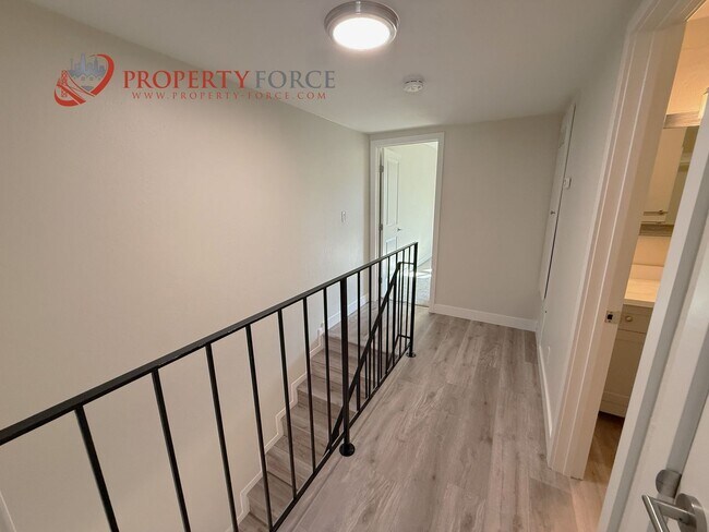 Building Photo - 946 Tamarack Ln