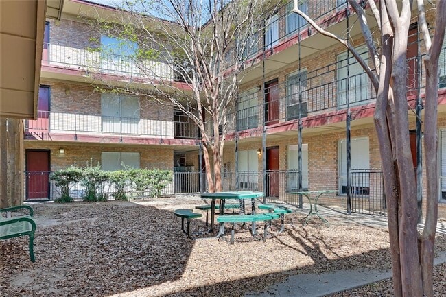 Building Photo - 2207 Leon St