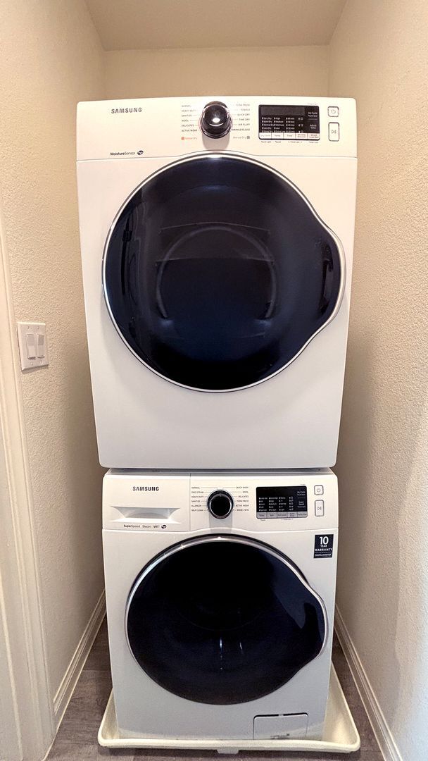 Building Photo - Wonderful 3 Bedroom townhouse with a 1 car garage - 3 levels located in North Las Vegas