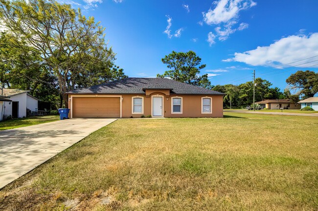 Building Photo - 4-bedroom, 2-bathroom POOL home