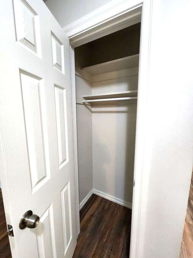 Building Photo - 4 Bed 2.5 Bath 2 Car Garage in Camelot Addition NW OKC