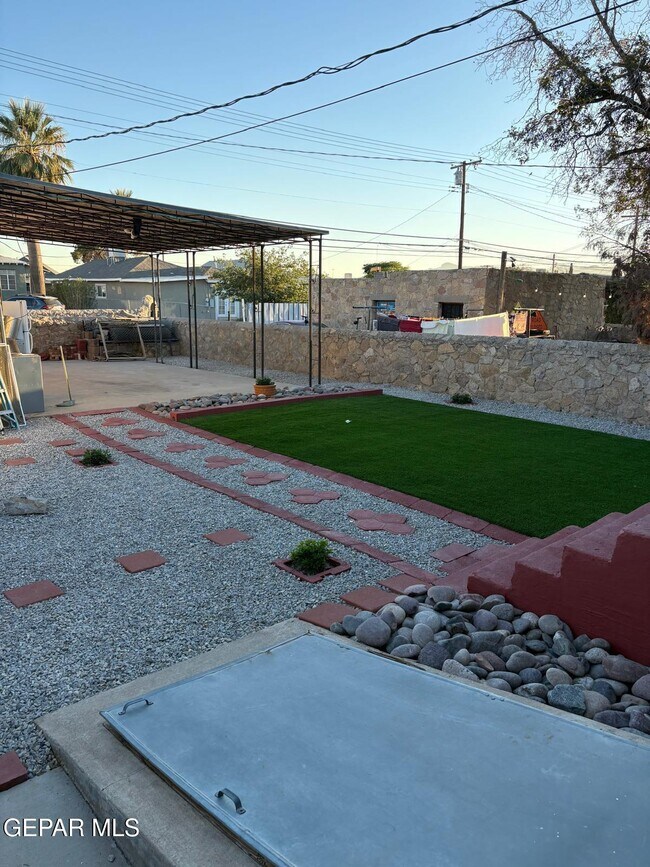 Building Photo - 3418 Pershing Dr