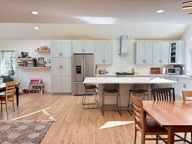 Building Photo - Stunning 4 bed 3.5 Bath Home in Wonderland Hills Walking Distance to Wonderland Lake. Rent Furnis...