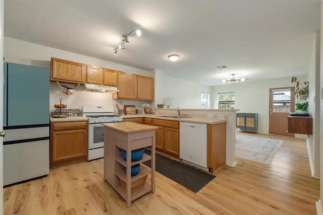 Building Photo - 626 Goldenrod St