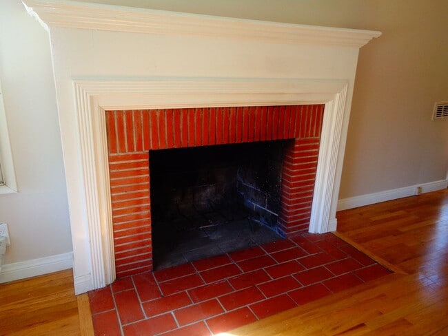 Building Photo - 2 Bedroom 1 Bath Duplex for Rent in Uptown Whittier