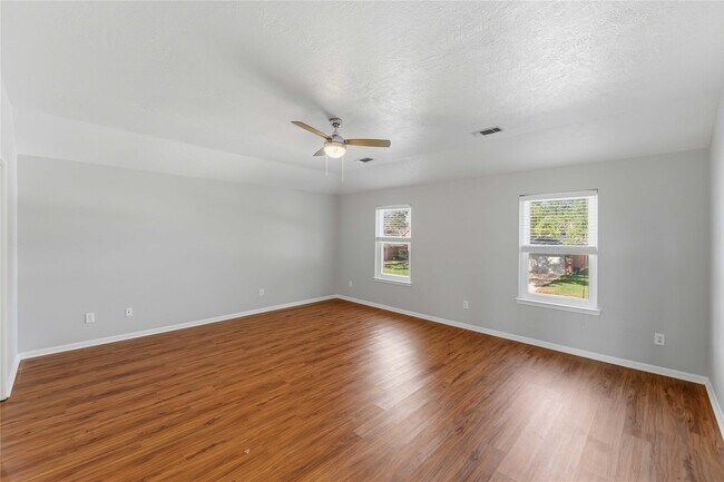 Building Photo - 3111 Glenwood Dr