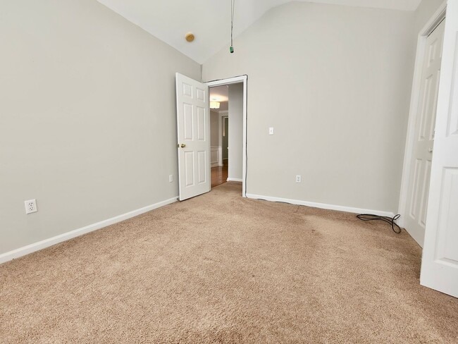 Building Photo - Spacious 3 bedroom with an outside oasis -...