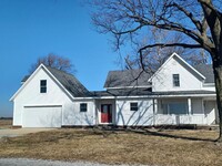 Building Photo - Country Living!