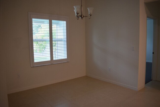 Building Photo - Gorgeous & Tropical 4 bedroom 3 Bath