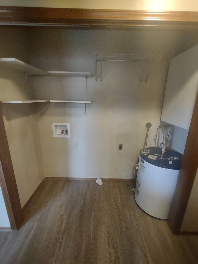 Building Photo - Large One Bedroom