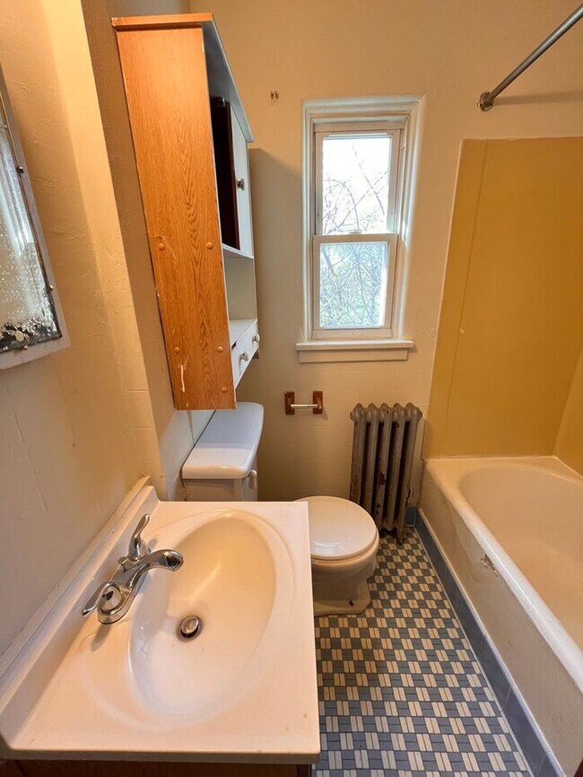 Building Photo - Cozy 1-Bedroom Apartment - Prime Location ...