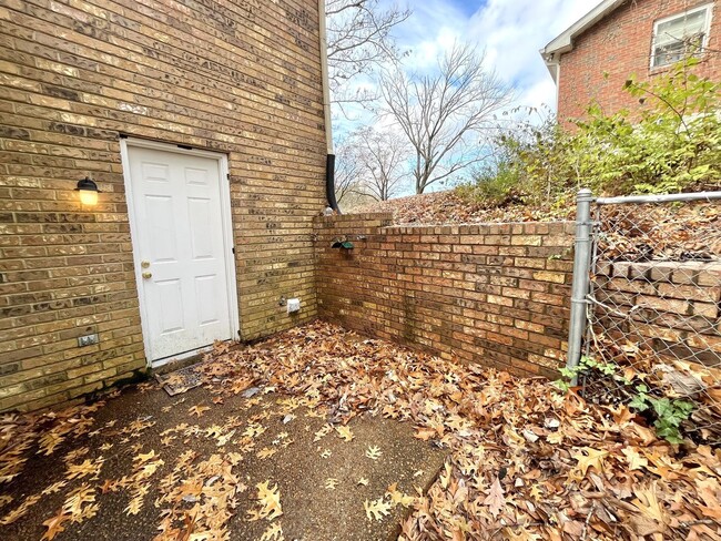 Building Photo - Great 2 bdrm  w/ Fenced in Back Courtyard ...