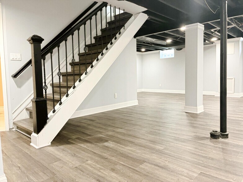 Building Photo - 669 Mohegan St