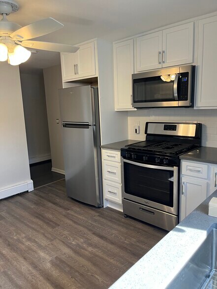 Building Photo - 386 Main St