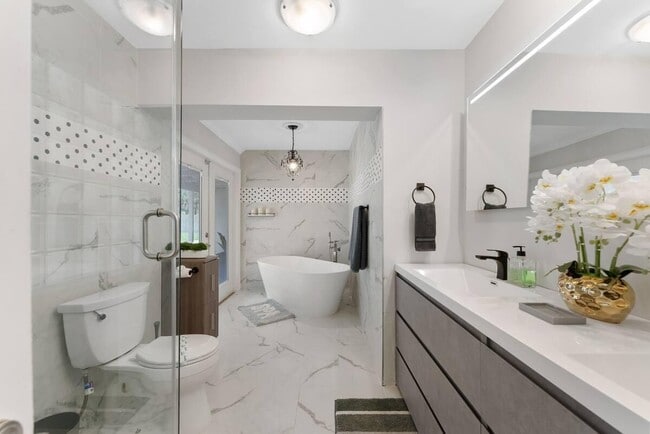 Building Photo - 166 Old Country Rd S