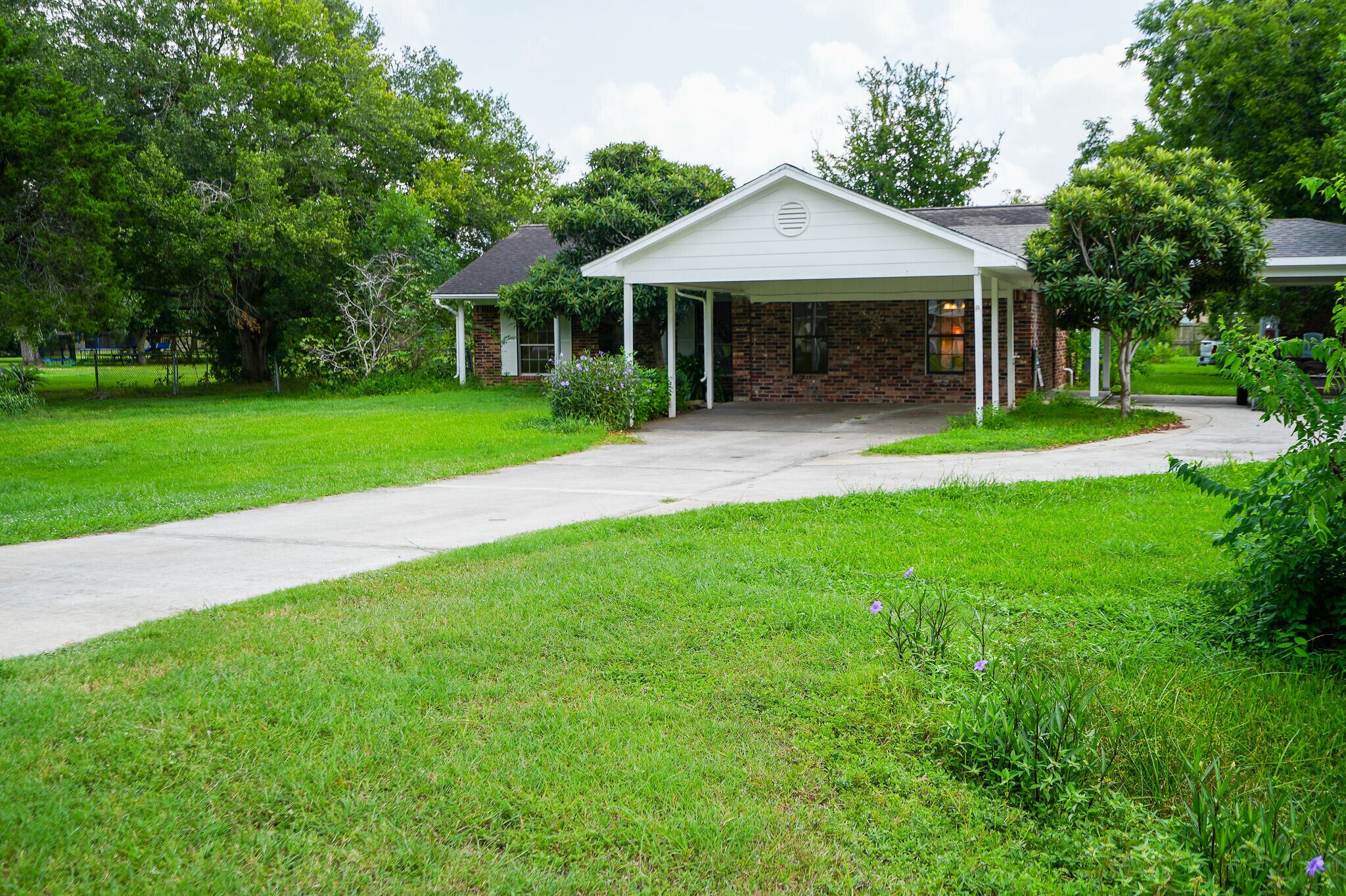 Building Photo - 803 Sycamore Rd