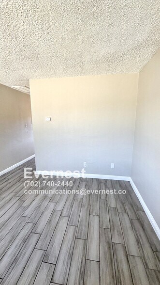 Building Photo - 718 W Wilson Ave