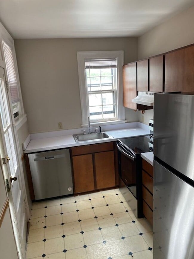 Building Photo - Sophisticated Living in The Fan: 2 Bedroom...