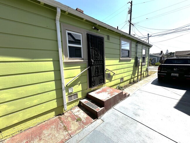 Building Photo - 2 BED/1 BATH/Home For RENT! Cozy, and Char...
