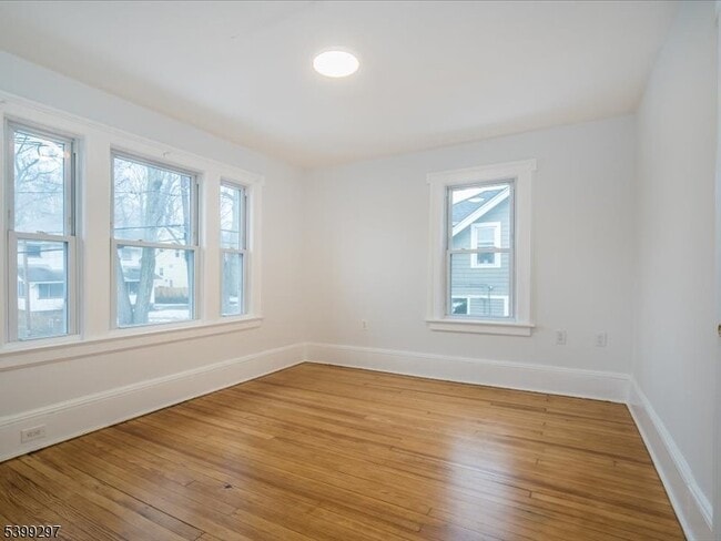 Building Photo - 14 Ravine Ave